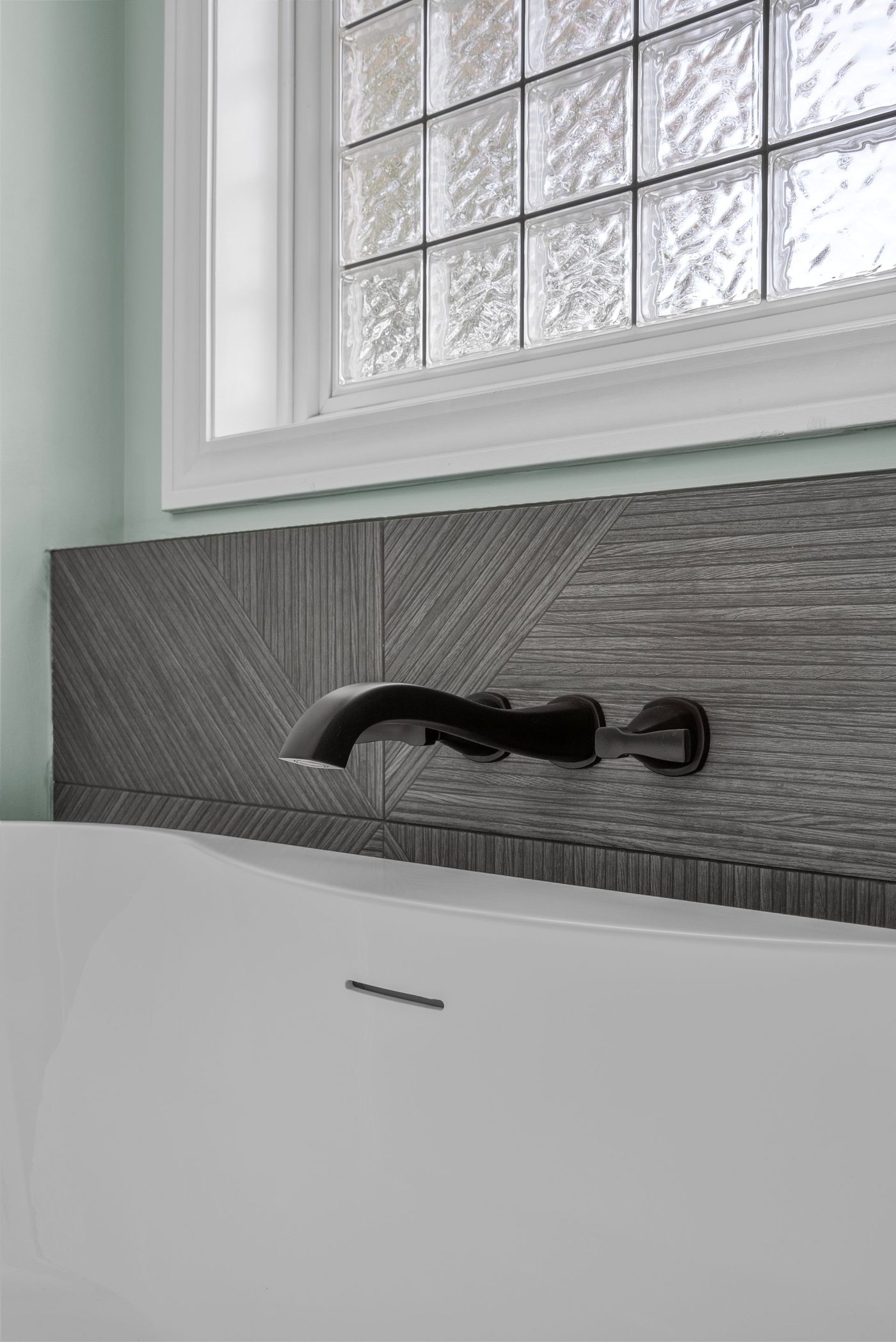Shower niche & fixtures